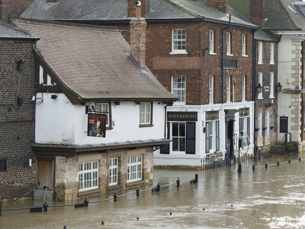 Essential Guide: Evaluating Flood Risks When Buying Property in the UK
